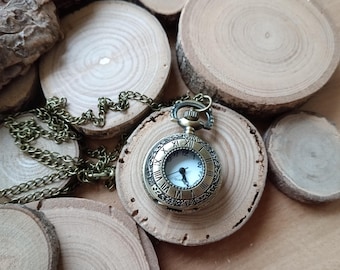 Reloj vintage con esfera ornamentada, regalo unisex, se puede usar como reloj de bolsillo o collar largo, aproximadamente 2,8 cm de diámetro, pantalla táctil francesa, batería de repuesto, cadena de collar de 70 cm