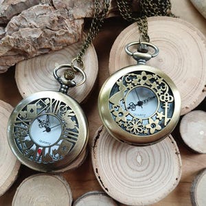 Montre vintage,jeu de carte façon Alice,env 4,5cm de diamètre,sautoir,métal façon bronze,chaîne 70 cm,french touch,pile,mixte enfant,adulte