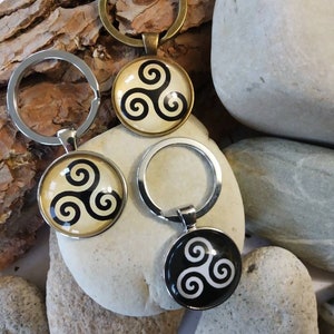 Chaveiro Triskel, símbolo celta, marrom, bege, preto, cabochão de vidro de 3 cm, aço inoxidável, prata, presente misto, toque francês, pingente de bolsa