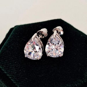 Beautiful 2ct Pear shaped Swarovski Crystal Diamond Simulant Stud Earrings, Classic Stud Earrings, Bridal Elegant Women&#39;s Earrings