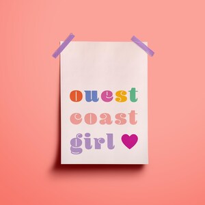 OUEST GIRL • Illustration, affiche, carte illustrée / West coast, wording, message multicolore / Impression fine art, papier de création