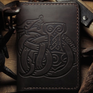 Paspoortomslag 'Mjolnir and Jormungandr' met extra vakjes erin. Gepersonaliseerd cadeau.
