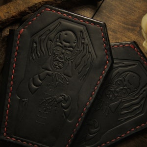 Puntada roja. Tarjetero negro "Nosferatu". Cartera de ataúd.