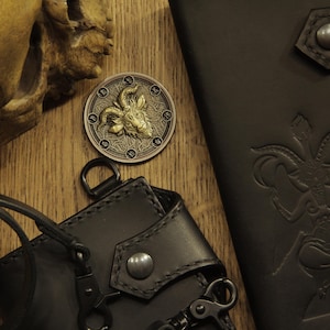 Schwarze lange Geldbörse ""Baphomet"" mit schwarzem Ring für eine Kette." Lederband. Satanische Geldbörse. Pentagramm. Butterblumenleder.