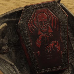 Ataúd negro y rojo. Portatarjetas "Nosferatu" (con una telaraña en el reverso). Pintado y acabado a mano.