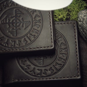 Cartera "Ginfaxi" con Fehu en su interior.