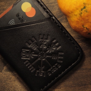 Kartenhalter „Vegvisir und Aegishjalmur“. Minimalistische Geldbörse.