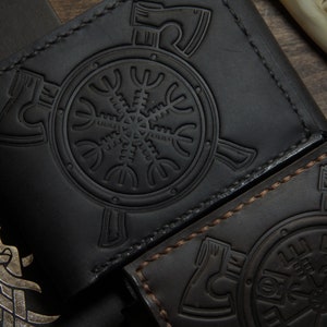 Lederetui ""Vegvisir und Aegishjalmur. Viking Axes."