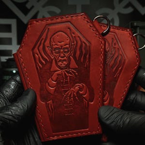 Tarjetero de ataúd "Nosferatu" (por ambos lados). Con anilla para cadena y botón magnético en el interior. Color rojo.