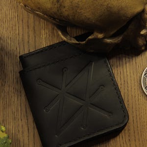Cartera de piel negra "Sigilo de Saturno"