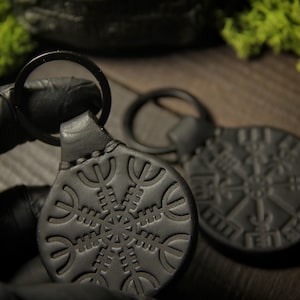 Schwarzer Schlüsselanhänger mit Aufschrift „Galdrastafir“ (Vegvisir und Aegishjalmur). Dickes Leder. Für Wikinger.