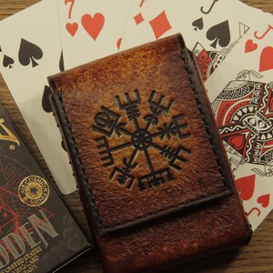 Estuche de cuero para naipes "Vegvisir y Aegishjalmur". Porta barajas.
