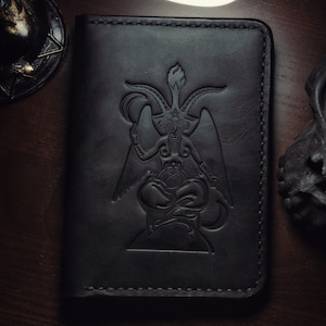 Capa para passaporte "Baphomet" com seções adicionais dentro.