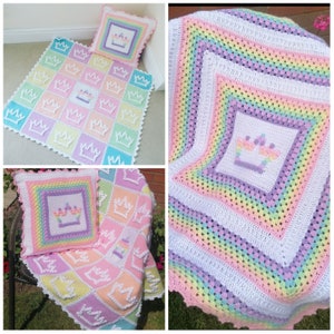 Puede incluir: Tres mantas de ganchillo con un esquema de color arcoíris y un diseño de corona. Las mantas están hechas con una variedad de puntadas y texturas.