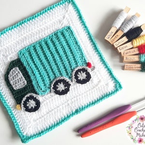Puede incluir: Un cuadrado de crochet con un camión verde y turquesa con ruedas negras sobre un fondo blanco. El cuadrado está bordeado con un ribete de crochet turquesa. La imagen también muestra los colores de hilo utilizados en el proyecto, incluyendo blanco, plata, negro, citron, labial, álamo, verde botella y verde oscuro.