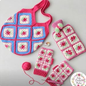 Puede incluir: Un conjunto de ganchillo que incluye un bolso, una funda para bolsa de agua caliente y guantes sin dedos, hechos de cuadrados granny con hilo rosa, azul, blanco y verde. Se incluyen un ovillo de hilo rosa, un ganchillo y una aguja.
