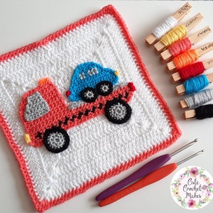 Puede incluir: Un cuadrado de crochet con una grúa roja remolcando un coche azul. El cuadrado está bordeado con un ribete de crochet de color coral. La imagen también muestra los colores de hilo utilizados en el proyecto, incluyendo blanco, coral, rojo, naranja, amarillo, turquesa, plata y negro.
