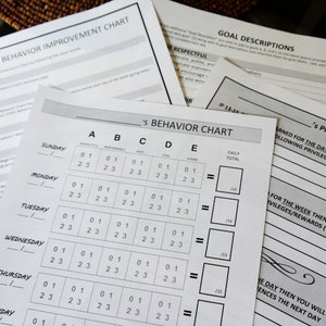 Puede incluir: Un gr&aacute;fico en blanco y negro con el t&iacute;tulo 's Behavior Chart' con columnas etiquetadas como 'Respectful', 'Responsible', 'Safe', 'Goal', 'Chore' y 'Daily Total'. El gr&aacute;fico est&aacute; dise&ntilde;ado para rastrear el comportamiento de un ni&ntilde;o durante una semana, con cada d&iacute;a de la semana listado en el lado izquierdo del gr&aacute;fico.