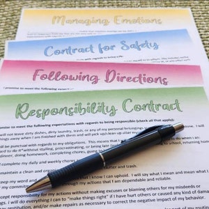 Puede incluir: Un contrato imprimible verde, rosa y azul para ni&ntilde;os con el t&iacute;tulo "Contrato de responsabilidad". El contrato incluye una lista de expectativas para que los ni&ntilde;os sean responsables, como limpiar despu&eacute;s de s&iacute; mismos y ser puntuales. Un bol&iacute;grafo negro est&aacute; sobre el contrato.
