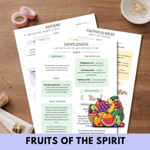 Puede incluir: Dos páginas impresas con las palabras "Paciencia" y "Fe" se muestran, junto con una colorida ilustración de varias frutas. El texto incluye definiciones, escrituras clave y ejemplos relacionados con la mansedumbre. La frase "Frutos del Espíritu" está en la parte inferior.