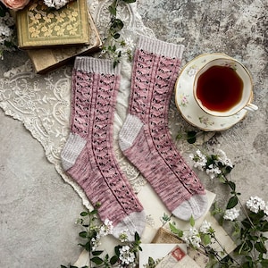 Knitting Pattern: The Duke Who Gives It All Up / Lacy knit socks, lace knitting pattern for sock beginners, PDF download for knitting