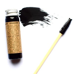 Máscara de pestañas Plant Shadow. Maquillaje botánico vegano sin residuos para pestañas y delineador de ojos.