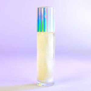 Puede incluir: Un juego de tres tazas de cerámica con un acabado mate moteado. Las tazas son de color crema, marrón claro y marrón oscuro. Cada taza tiene un diseño simple y minimalista y un asa redondeada.