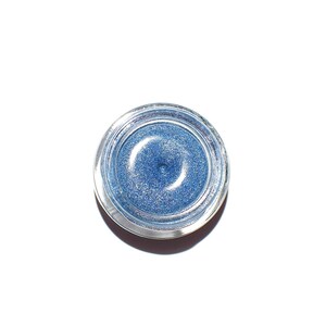 Pu&ograve; includere: Un piccolo barattolo rotondo di ombretto blu glitterato.