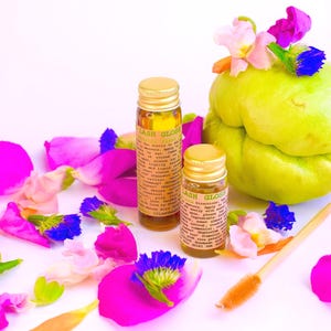 Suero para pestañas Eye Lash Gloss. Aceite botánico natural a base de hierbas para pestañas y cejas.