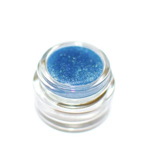 Pu&ograve; includere: Un piccolo barattolo trasparente con ombretto blu glitterato.
