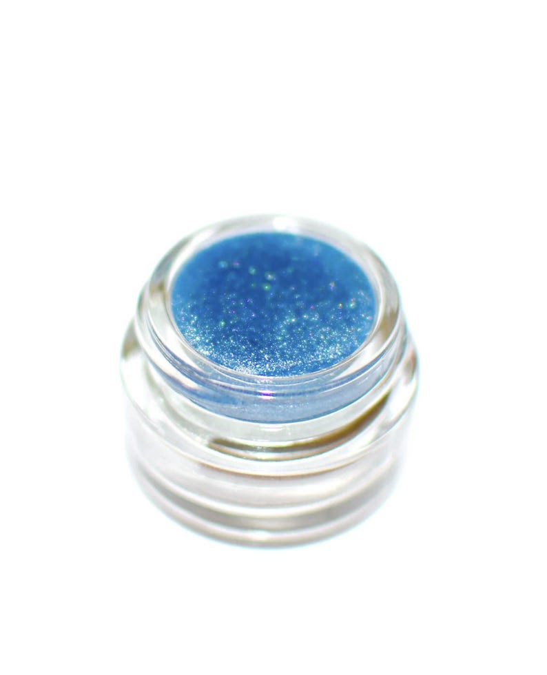 Pu&ograve; includere: Un piccolo barattolo trasparente con ombretto blu glitterato.