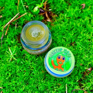 Bálsamo labial Moss Makeup. Maquillaje verde brillante, con infusión de artemisa, vegano.