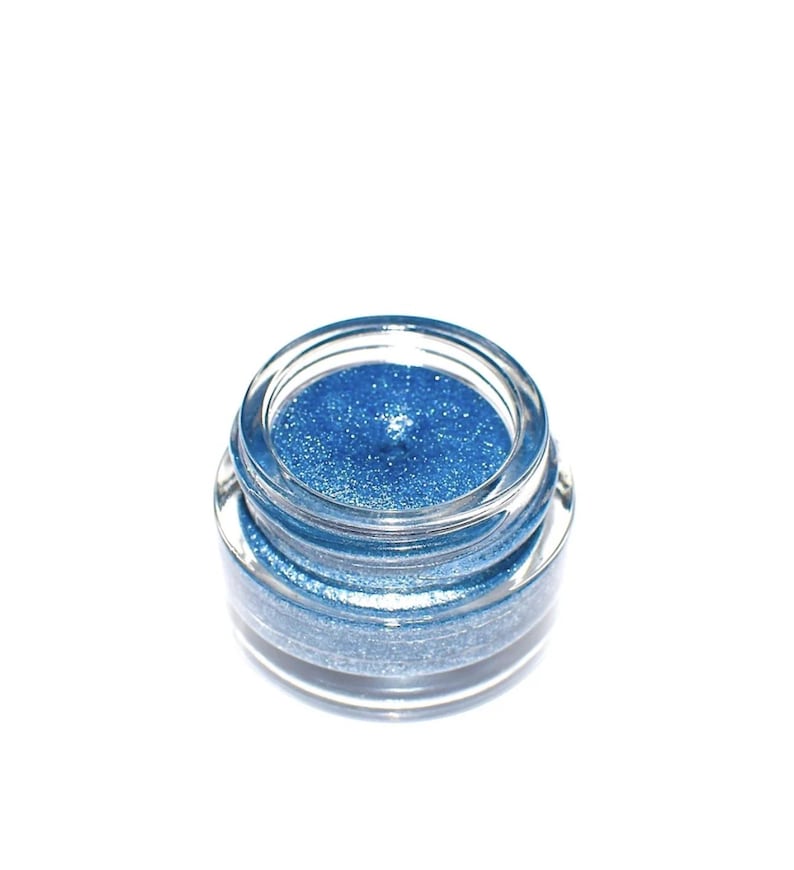 Pu&ograve; includere: Un piccolo barattolo rotondo di ombretto blu glitterato.