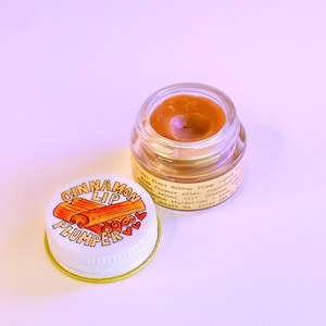 シナモン リッププランパー。スパイシーな天然植物由来のリップバーム