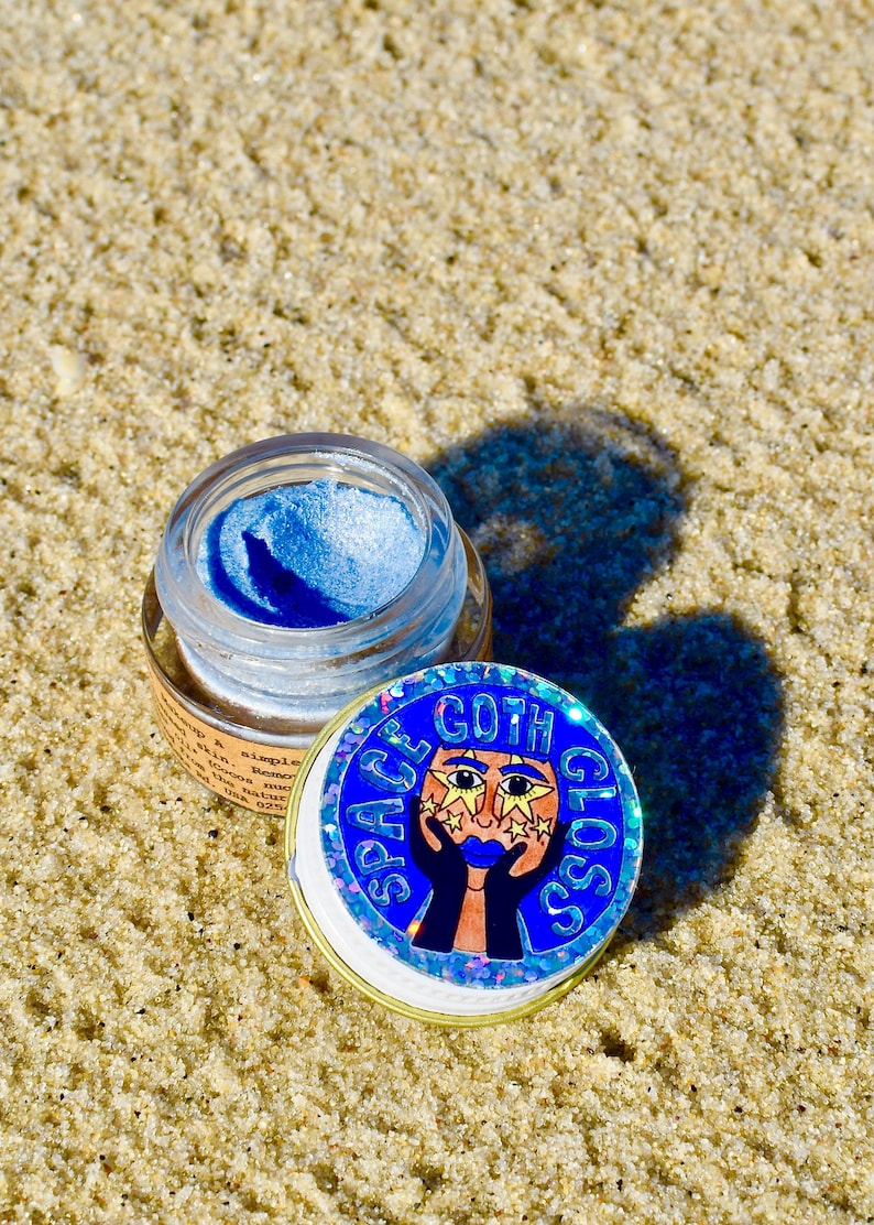 Lucidalabbra Space Goth. Balsamo illuminante blu con riflessi di spirulina, trucco vegetale immagine 2