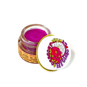 Gloss à lèvres aux fruits du dragon. Baume à lèvres teinté magenta de beauté durable teinté dans les plantes
