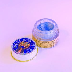 Lucidalabbra Space Goth. Balsamo illuminante blu con riflessi di spirulina, trucco vegetale immagine 1
