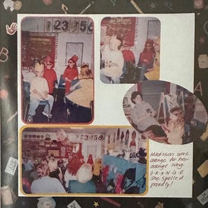 Puede incluir: Un collage de fotografías antiguas muestra a niños disfrazados en un aula. Algunas fotos presentan a niños con coronas y trajes rojos. Otra muestra a un niño con un disfraz blanco. El texto en la imagen dice: "Madisson wore orange for her orange song. O.R.A.N.G.E. She spelled proudly!"