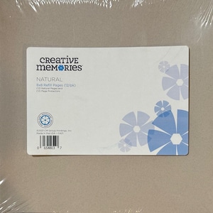 Könnte beinhalten: Eine Packung Creative Memories 8x8 Natural Nachfüllseiten. Das Etikett lautet "NATURAL" und enthält den Text "8x8 Refill Pages (12/pk)". Das Paket enthält außerdem (12) Naturseiten und (12) Folienschutzhüllen.