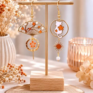 Orecchini asimmetrici a forma di gatto Sakura – Stile giapponese – Ventaglio e fiore di ciliegio – Gioielli in oro leggeri