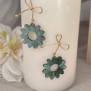 green flower dangle earrings - elegant resin and gold metal jewelry - boho chic style