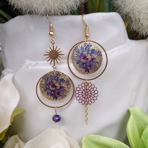 Asymmetrical gold earrings - mauve flower pendant