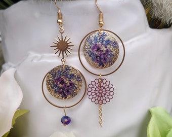 Asymmetrical gold earrings - mauve flower pendant