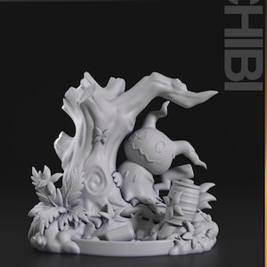 Könnte beinhalten: Helle, graue Chibi-Figur mit einem Cartoon-Geist-Charakter in einer Waldszene. Die Figur ist von einem Baum, Blättern und einem kleinen Fass umgeben. Die Wörter "nomnom Figures TURNTABLE" und "CHIBI" sind sichtbar.