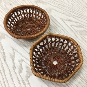 Set of 2 vintage Asian hand wicker small bowls,baskets.Home decor.1980&#39;s