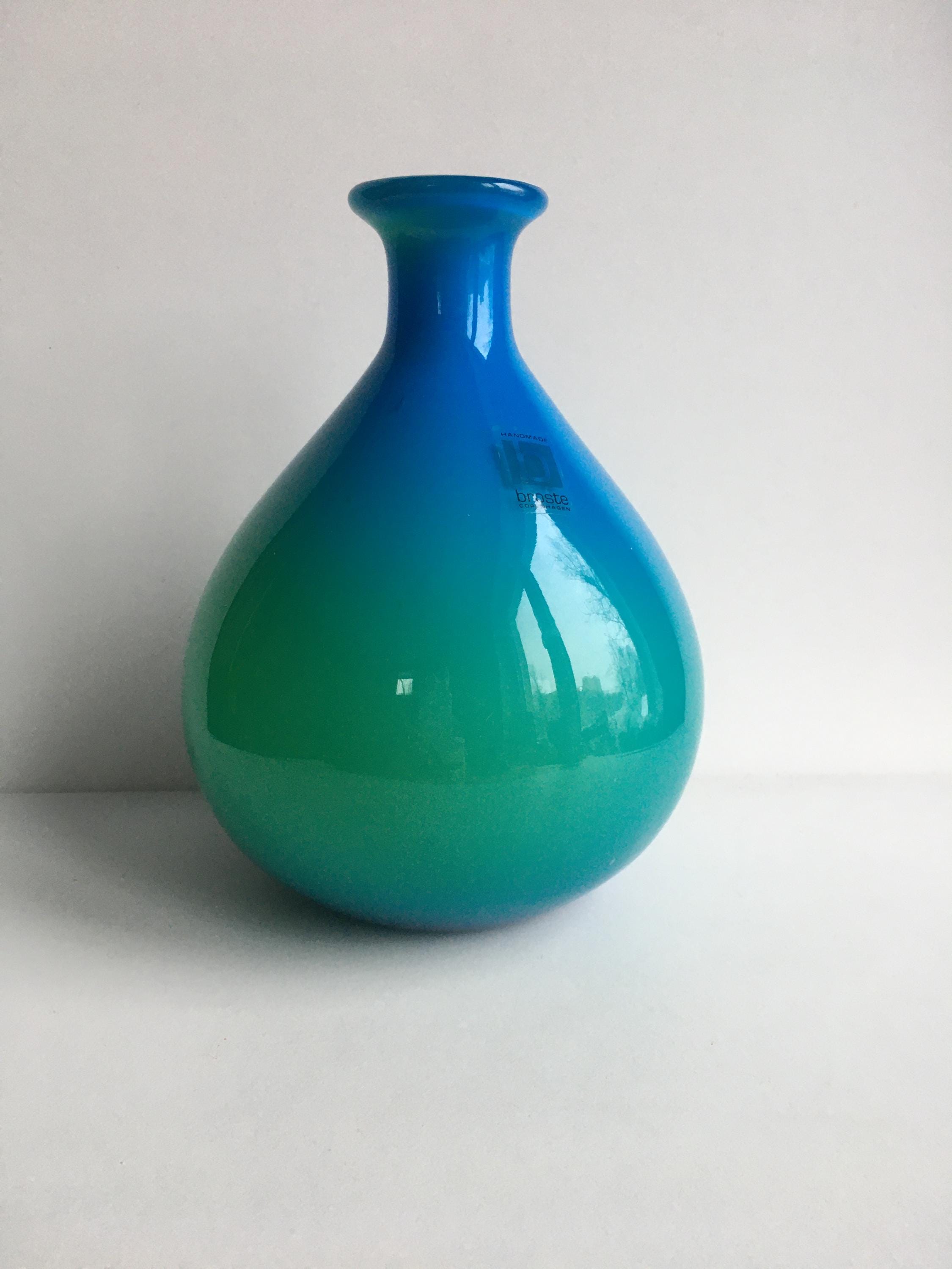 デンマーク購入　青いガラス花瓶 ブロステ・コペンハーゲンの手吹きガラス花瓶：青と黄色のデンマーク風