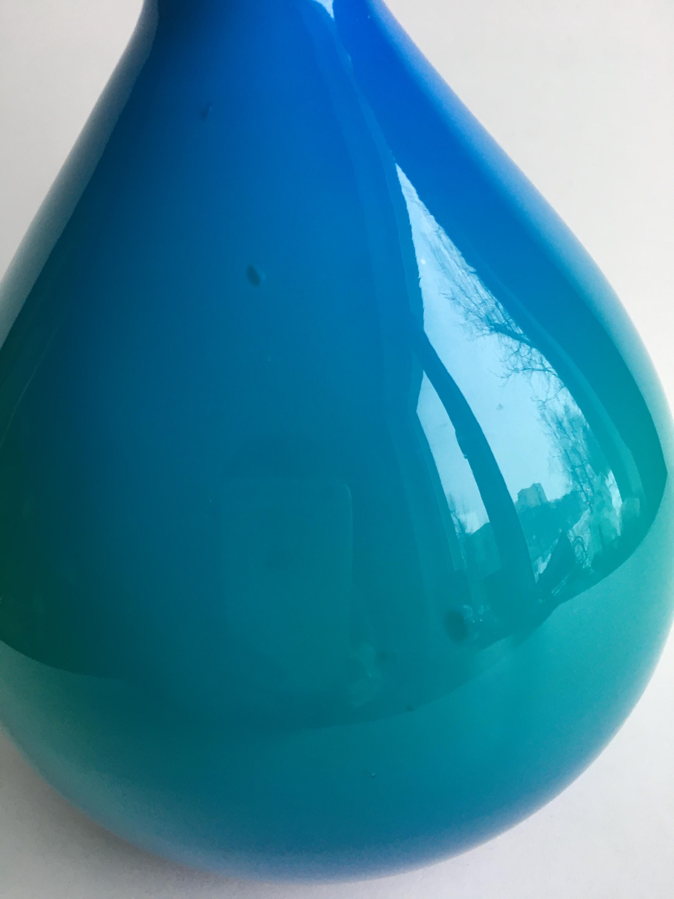 ブロステ・コペンハーゲンの手吹きガラス花瓶：青と黄色のデンマーク風