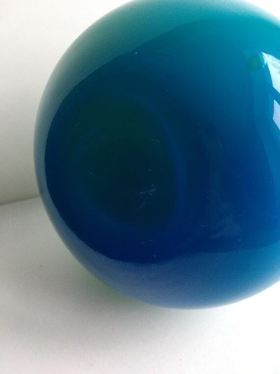 ブロステ・コペンハーゲンの手吹きガラス花瓶：青と黄色のデンマーク風