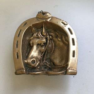 Ferro di cavallo in ottone vintage e posacenere a forma di cavallo, appeso, anni &#39;60