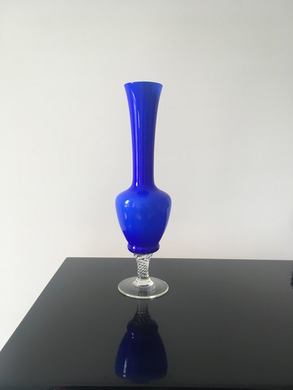コバルトブルーガラスの花瓶：イタリアのムラーノスタイルの脚付き花瓶